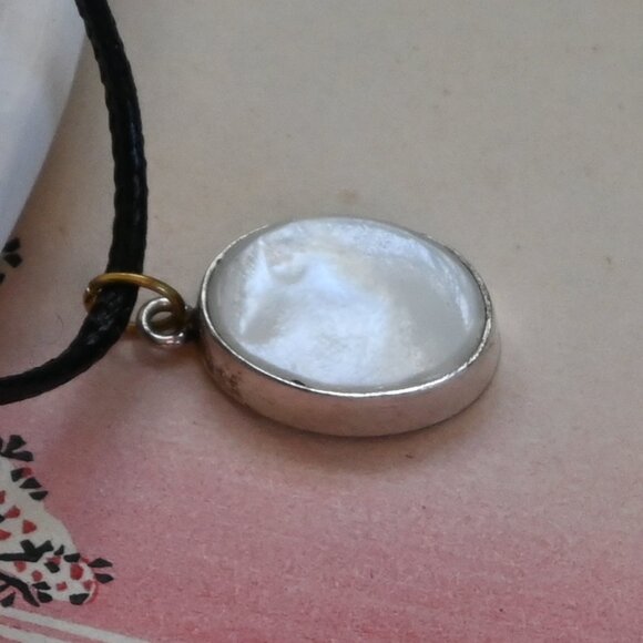 VTG Black Leather Cord Necklace w/ Oval Mother Of Pearl Set In Silver Tone 17.5" - Picture 3 of 7